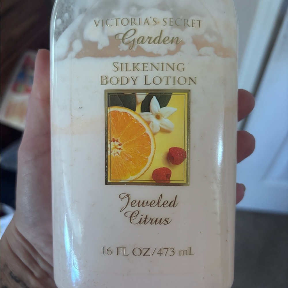 Victoria's Secret Garden Jeweled Citrus Silkening Body Lotion